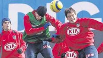 <b>A TOPE. </b>Torres disputa un balón aéreo con Pablo Sicilia en la tensa sesión de ayer. Detrás, observan Perea, Molinero y Antonio López.