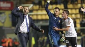 El entrenador del Valencia, el portugués Nuno Espirito Santo (i) y los jugadores Diego Alves (c) y Rodrigo de Paul celebran su victoria ante el Villarreal