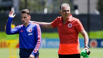 Santiago Arias y Carlos Queiroz durante un entrenamiento de la Selecci&oacute;n Colombia.