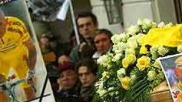 <b>DESPEDIDO EN LOOR DE MULTITUDES.</b> Pantani, el último gran ídolo del ciclismo italiano.