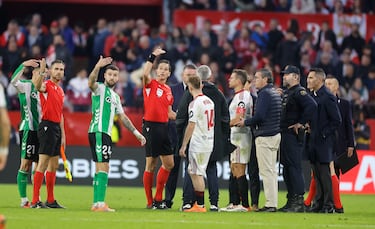 Parada del partido por lanzamiento de objetos.