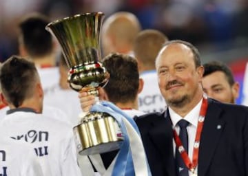Benitez, entrenador del Nápoles, levantando el trofeo de la Copa de Italia en 2014.