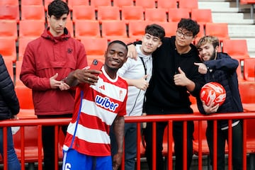 18-01 Presentacion del nuevo jugador del Granada CF, Martin Hongla. En la imagen el jugador junto a aficionados.