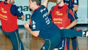 <b>RESPONSABILIDAD. </b>El debutante Aguinagalde tiene la difícil tarea de suplir al pivote Urios.