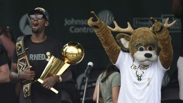 Bobby Portis y Bongo, mascota de Milwaukee Bucks, durante la celebraci&oacute;n del t&iacute;tulo de la NBA por parte de la franquicia.