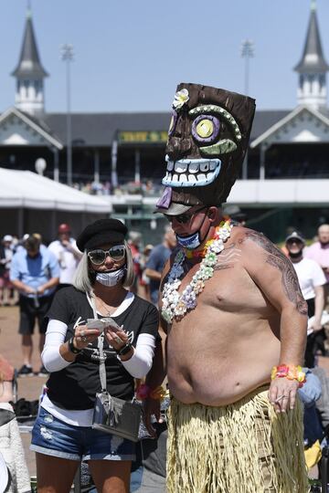 Aficionados a la hípica en el Churchill Downs de Kentucky durante la Kentucky Oaks.