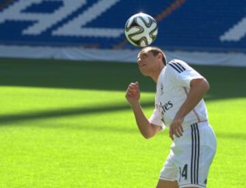 El delantero mexicano Javier 'Chicharito' Hern¨¢ndez, posa durante su presentaci¨®n como nuevo jugador del Real Madrid, esta tarde en el estadio Santiago Bernab¨¦u de Madrid.