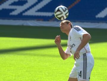 El delantero mexicano Javier 'Chicharito' Hernández, posa durante su presentación como nuevo jugador del Real Madrid, esta tarde en el estadio Santiago Bernabéu de Madrid. 