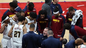 Abu Dhabi (United Arab Emirates), 06/10/2024.- Head Coach Michael Malone (C) of Denver Nuggets talks to his players during the NBA Abu Dhabi Games 2024 between Boston Celtics and Denver Nuggets in Abu Dhabi, United Arab Emirates, 06 October 2024. (Baloncesto, Emiratos Árabes Unidos) EFE/EPA/ALI HAIDER SHUTTERSTOCK OUT