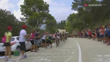 Incidente entre un ciclista y un aficionado durante la etapa 20