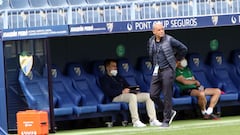 Sergio Pellicer, en el banquillo del M&aacute;laga durante el partido ante el Albacete.
 