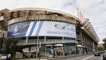 El estadio coruñés amaneció ayer con grandes logos en el que se luce el nuevo nombre.