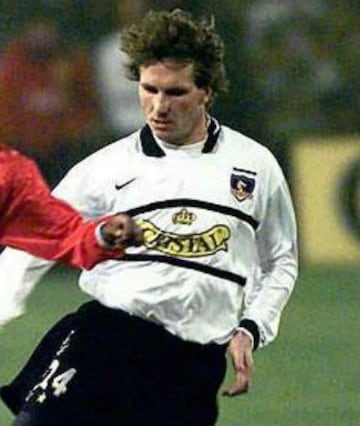 El goleador sólo jugó un Superclásico por Colo Colo. Fue en el empate 1-1 del 2 de noviembre de 1997 en el Monuemntal. Fue reemplazado tras el descanso por Manuel Neira.