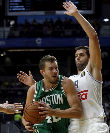 En 2015 los Celtics volvieron a Madrid 27 años después y, casualidades del deporte, con idéntico resultado que en 1988: 96-111. El partido, eso sí, fue menos brillante. Avery Bradley sumó 17 puntos y amargó con su defensa a Jaycee Carroll (4). Trey Thompkins (24), Llull y Felipe Reyes (15 cada uno, este último en la fotografía) fueron los mejores. Los jugadores de Boston no se creían que Luka Doncic tuviera solo 16 años.

