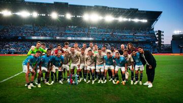 Los jugadores del Celta posan con el Trofeo Memorial Quinocho.