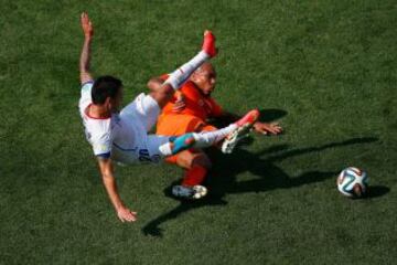 El chileno Charles Aranguiz sufre la dureza del holandés Nigel de Jong.