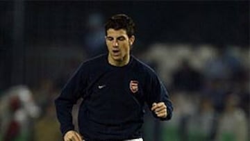 <b>DEBUT. </b>Cesc saltó al campo en la goleada del Arsenal al Everton con goles de Bergkamp, Reyes, Ljunberg y Pires.