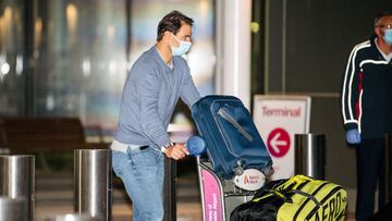 Rafa Nadal camina con su equipaje antes de coger el vuelo hacia el Open de Australia.