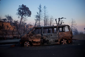 Un vehculo quemado por el incendio de Palisades se ve en el vecindario de Pacific Palisades en Los ?ngeles.