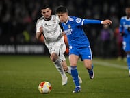 Soccer Football - Copa del Rey - Round of 16 - Albacete v Real Madrid - Estadio Carlos Belmonte, Albacete, Spain - January 14, 2026 Real Madrid's Arda Guler in action with Albacete's Agus Medina REUTERS/Pablo Morano