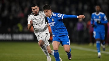 Soccer Football - Copa del Rey - Round of 16 - Albacete v Real Madrid - Estadio Carlos Belmonte, Albacete, Spain - January 14, 2026 Real Madrid's Arda Guler in action with Albacete's Agus Medina REUTERS/Pablo Morano