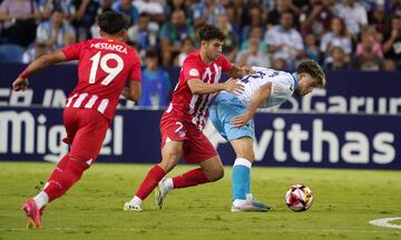 Dani Lorenzo controla un balón presionado por Mestanza.