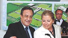 <b>ORGULLOSO</b>. Florentino le muestra a su mujer Pitina la maqueta del proyecto.