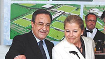 <b>ORGULLOSO</b>. Florentino le muestra a su mujer Pitina la maqueta del proyecto.