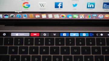 &iquest;La Touch Bar prohibida por culpa del texto predictivo? En Estados Unidos s&iacute;