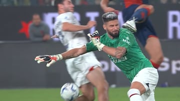 Giroud de portero, última jugada y le sale esto para salvar al Milan