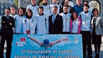 <b>EN MADRID. </b>Las estrellas de la natación española junto al consejero de Deportes, Alberto López Viejo.