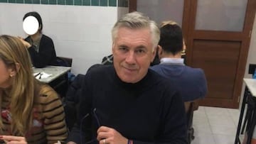 Carlo Ancelotti degusta una pizza tradicional en la pizzer¨ªa Da Michele, una de las m¨¢s populares de N¨¢poles.