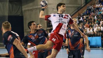 Víctor Vigo lanza rodeado de jugadores del Montpellier.