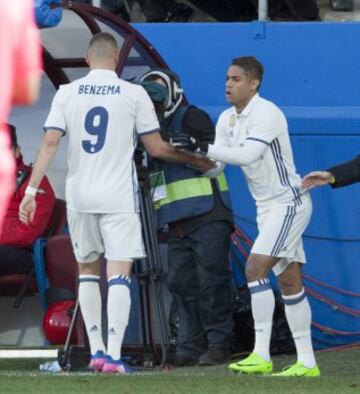 Cambio de Benzema por Mariano.