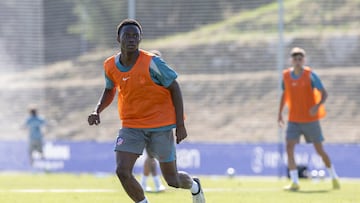 Taufik Seidou se ejercita con el primer equipo.