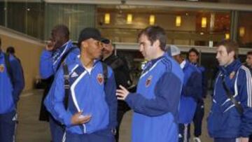 <b>EL TREN DE LA LIGA. </b>Los jugadores del Zaragoza en la estación de Delicias de Zaragoza camino de Barcelona.