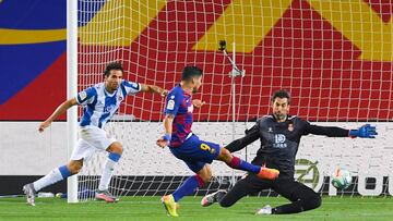 BARCELONA, SPAIN - JULY 08: Luis Suarez of FC Barcelona scores his team&#039;s first goal during the Liga match between FC Barcelona and RCD Espanyol at Camp Nou on July 08, 2020 in Barcelona, Spain. Football Stadiums around Europe remain empty due to the