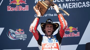 Álex Rins celebrando en el podio del GP de las Américas