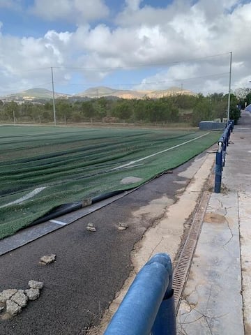 Uno de los campos de césped artificial de Buñol. 