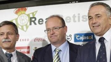 <b>FELIZ. </b>Pepe Mel firmó el nuevo contrato con el Betis ante la atenta mirada de Rafael Gordillo, José Antonio Bosch y decenas de medios de comunicación en la sala de prensa del Benito Villamarín.