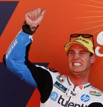 El piloto español de Moto 2 Pol Espargaró de Tuenti HP 40 celebra su "Pole" al finalizar la sesión de clasificación.