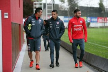 La selección chilena completa poco a poco su contingente.