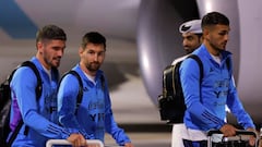 Argentina's forward Lionel Messi (C) and teammates arrive at the Hamad International Airport in Doha on November 17, 2022, ahead of the Qatar 2022 World Cup football tournament. (Photo by Odd ANDERSEN / AFP)