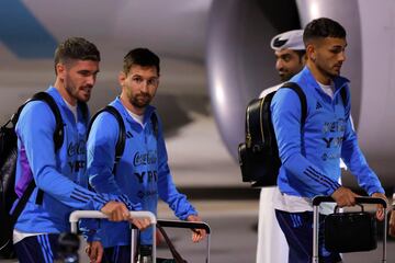 Argentina's forward Lionel Messi (C) and teammates arrive at the Hamad International Airport in Doha on November 17, 2022, ahead of the Qatar 2022 World Cup football tournament. (Photo by Odd ANDERSEN / AFP)