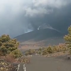 Captan un rayo volcánico sobre el cono del cráter de La Palma