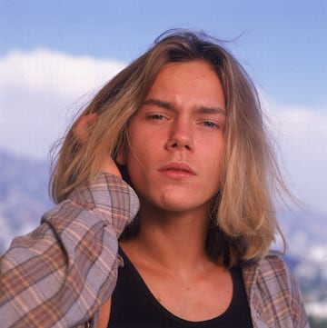 La muerte de River Phoenix sorprendi a todo el mundo. Era el actor del momento. Joven, guapo, con un talento deslumbrante y con una coleccin de grandes ttulos a sus espaldas pese a contar solo con 23 a?os. Pese a esto, la madrugada del 31 de octubre de 1993 Phoenix muri de sobredosis en The Viper Room, el club de moda que era propiedad de Johnny Depp. Estaba con un grupo de amigos que incluan a su novia, Samantha Mathis, y sus hermanos Rain y el tambin (oscarizado) actor Joaqun.