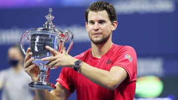 Dominic Thiem posa con el trofeo de campe&oacute;n del US Open 2020.