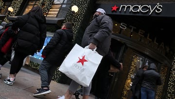 Macy’s revela que acelerará los cierres de tiendas planificados. La compañía cerrará las 65 ubicaciones previstas después de la temporada navideña.