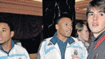 <b>AMIGOS. </b>Kaká conversa en el hotel con Robinho y Baptista.