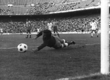 Nacido en Mombuey (Zamora) 'El Pechuga', como la familia rojiblanca lo conocía, tiene un particular hueco en la historia colchonera. El portero estuvo desde 1961 hasta 1970 en el Atlético, pero apenas jugó 71 partidos esos nueve años, 47 de ellos en Liga. El meta estuvo a la sombra de Madinabeytia los primeros años de rojiblanco y no logró ser titular. Su último partido en Liga con los colchoneros fue ante Las Las Palmas (1-4 en la isla) el 14 de abril de 1968.